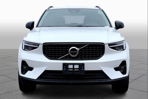 Crystal White Metallic 2023 Volvo XC40 B5 Plus Dark Theme