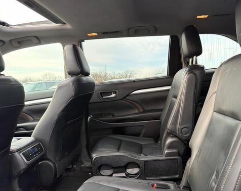 Midnight Black Metallic 2019 Toyota Highlander XLE