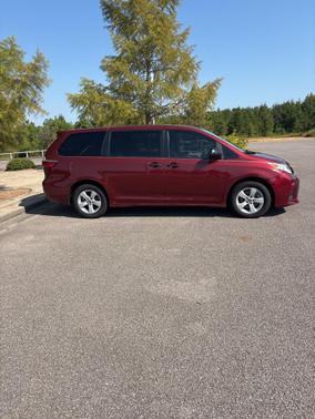 2020 Toyota Sienna SE