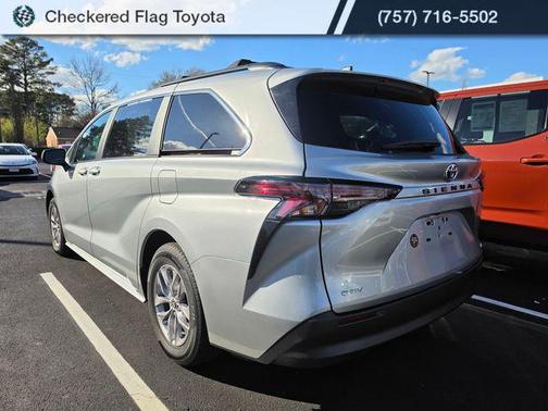 2025 Toyota Sienna LE