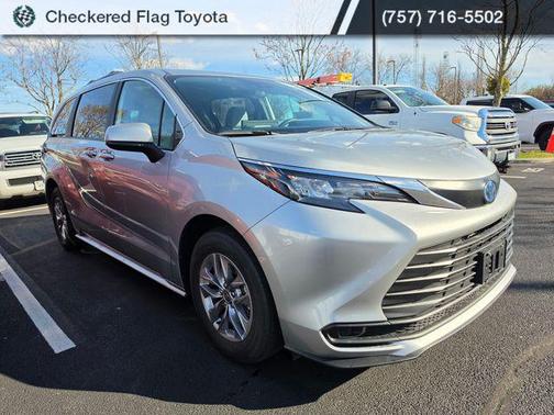 2025 Toyota Sienna LE