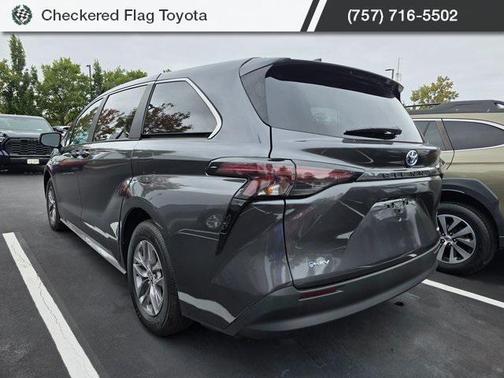 2025 Toyota Sienna LE