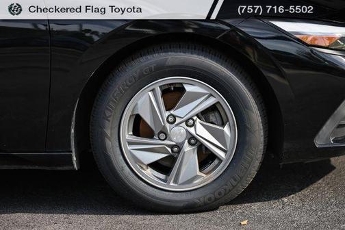 Abyss Black 2024 Hyundai ELANTRA SE