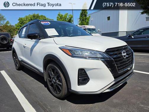 Aspen White Tricoat/Super Black 2024 Nissan Kicks SR