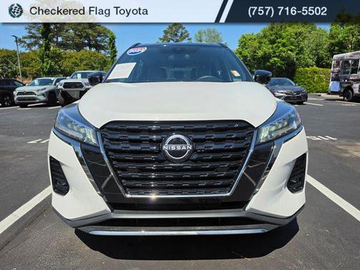 Aspen White Tricoat/Super Black 2024 Nissan Kicks SR