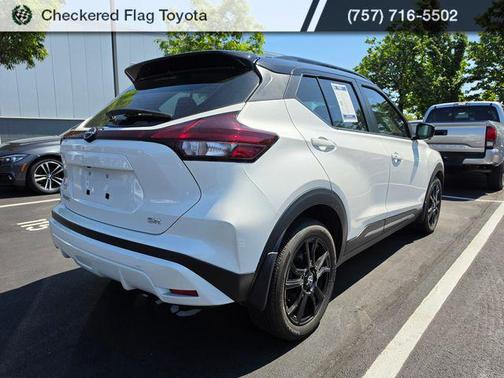 Aspen White Tricoat/Super Black 2024 Nissan Kicks SR