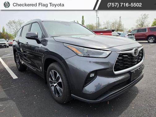 Magnetic Gray Metallic 2025 Toyota Highlander XLE