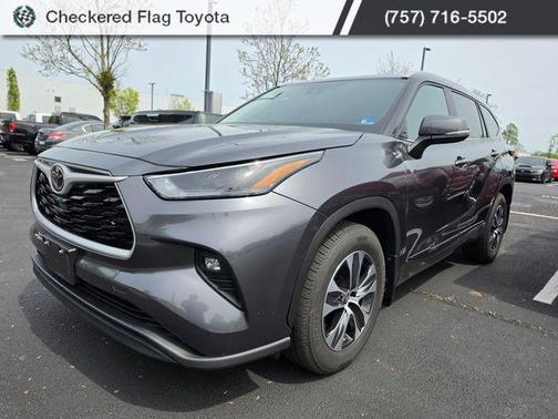 Magnetic Gray Metallic 2025 Toyota Highlander XLE