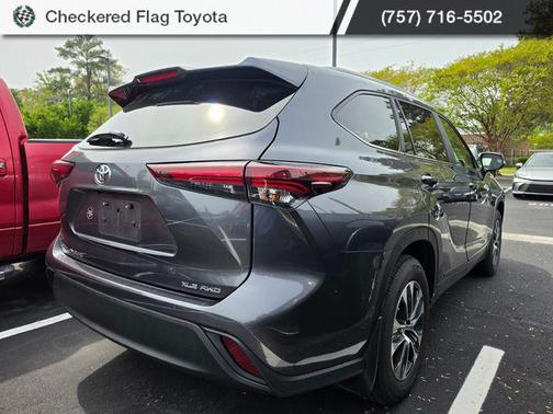Magnetic Gray Metallic 2025 Toyota Highlander XLE