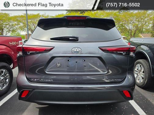 Magnetic Gray Metallic 2025 Toyota Highlander XLE