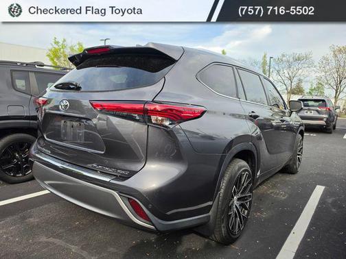 Magnetic Gray Metallic 2022 Toyota Highlander Platinum