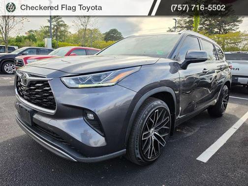 Magnetic Gray Metallic 2022 Toyota Highlander Platinum