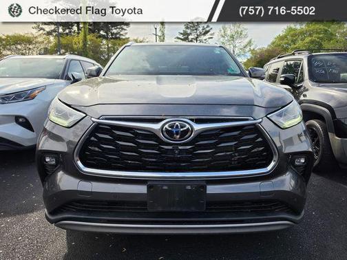 Magnetic Gray Metallic 2022 Toyota Highlander Platinum
