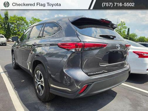 Magnetic Gray Metallic 2023 Toyota Highlander XLE