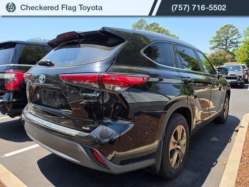 Midnight Black Metallic 2023 Toyota Highlander Hybrid XLE