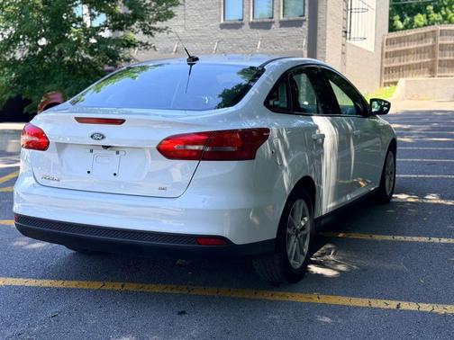 Oxford White 2018 Ford Focus SE
