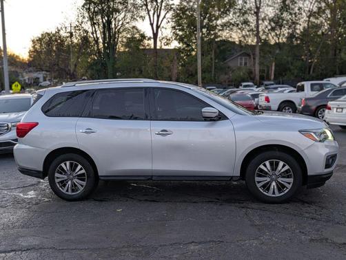 2018 Nissan Pathfinder SV