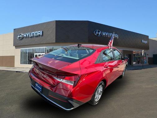 2024 Hyundai ELANTRA SE