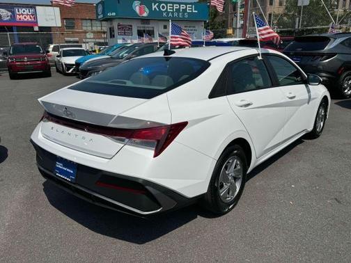 2024 Hyundai ELANTRA SE