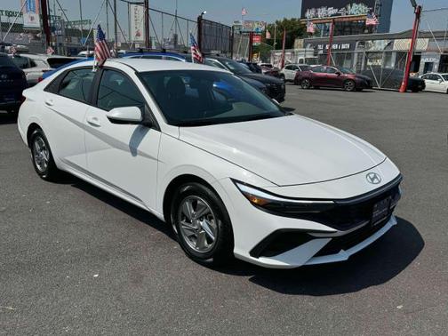 2024 Hyundai ELANTRA SE