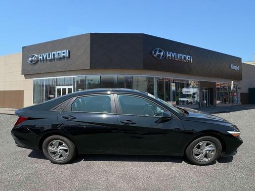 2024 Hyundai ELANTRA SE