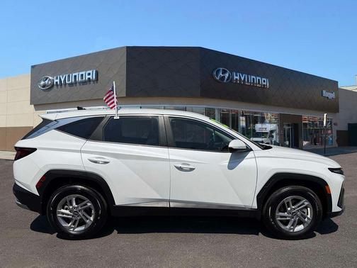 White Pearl 2025 Hyundai TUCSON SE