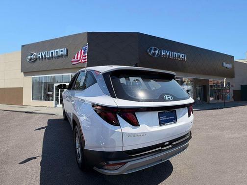 White Pearl 2025 Hyundai TUCSON SE