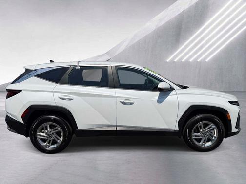 White Pearl 2025 Hyundai TUCSON SE