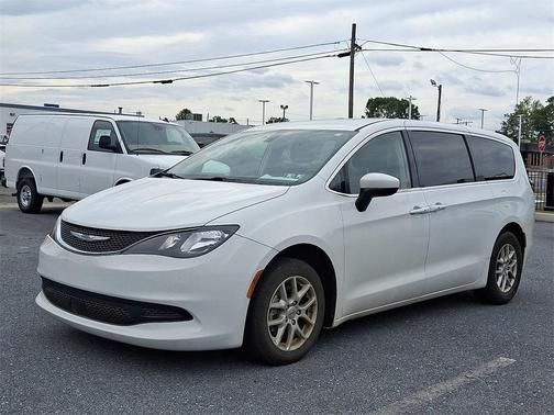 2022 Chrysler Voyager LX