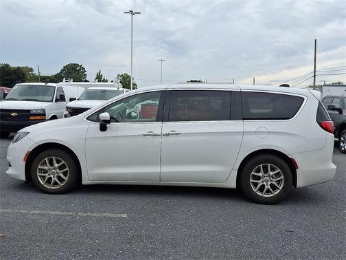 2022 Chrysler Voyager LX