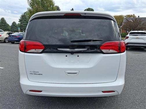 2022 Chrysler Voyager LX