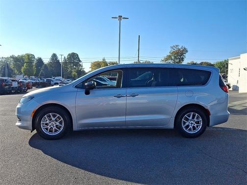 2024 Chrysler Voyager LX