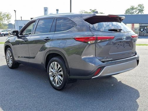 2022 Toyota Highlander Hybrid Platinum