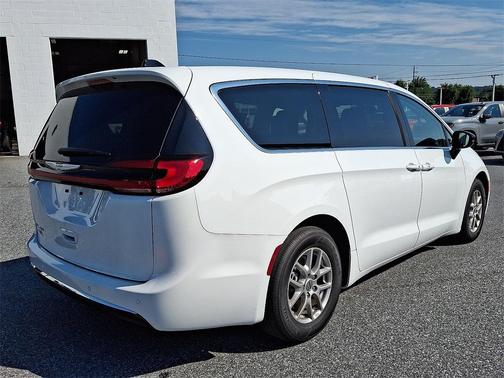 2024 Chrysler Pacifica Touring-L