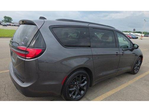 2023 Chrysler Pacifica Touring-L
