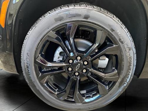 Mosaic Black Metallic 2027 Chevrolet Traverse RS