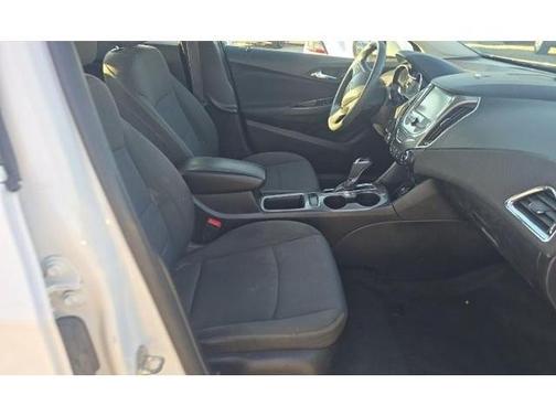 White 2017 Chevrolet Cruze LT