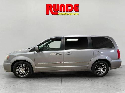 2014 Chrysler Town & Country S