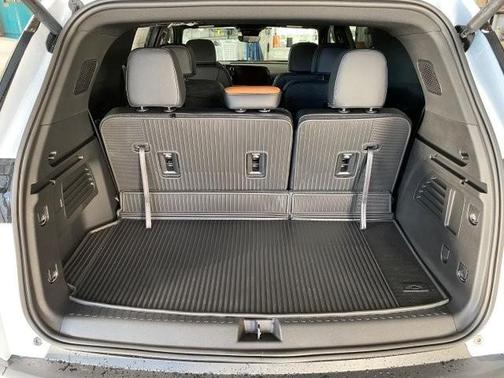 Polar White 2027 Chevrolet Traverse Z71