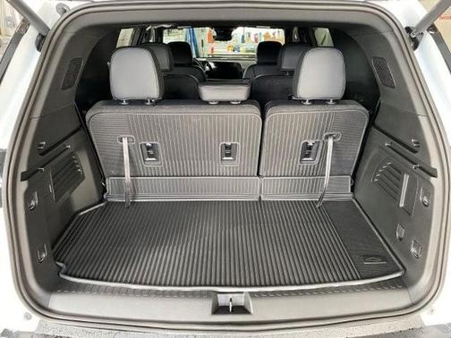 Summit White 2026 Chevrolet Traverse LT