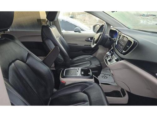 2023 Chrysler Pacifica Touring-L