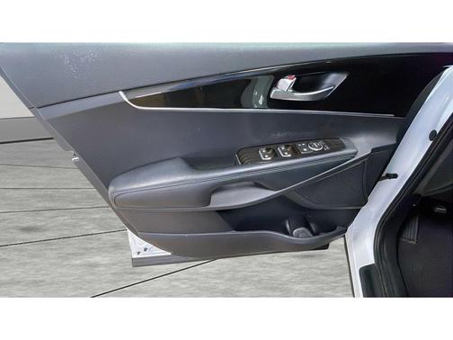 White 2019 Kia Sorento LX