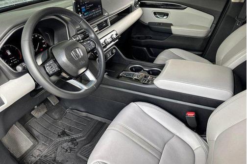 Lunar Silver Metallic 2025 Honda Pilot Touring 8-Passenger