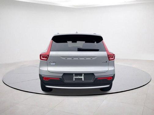 2025 Volvo XC40 B5 Core Bright Theme