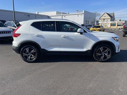 2025 Volvo XC40 B5 Core Bright Theme