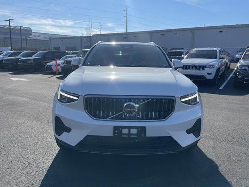 2025 Volvo XC40 B5 Core Bright Theme
