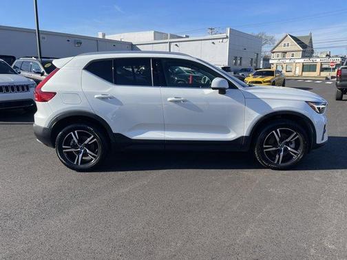 2025 Volvo XC40 B5 Core Bright Theme