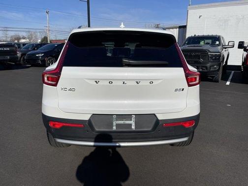 2025 Volvo XC40 B5 Core Bright Theme