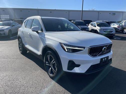 2025 Volvo XC40 B5 Core Bright Theme
