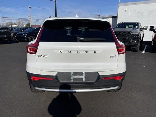 2025 Volvo XC40 B5 Core Bright Theme